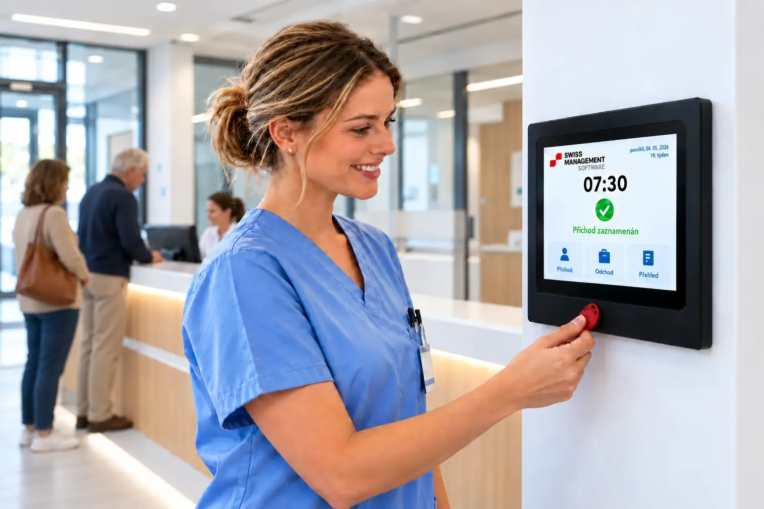 Sestra má čip přiložený k terminálu Swiss Management Software; za ní je recepční a dva pacienti